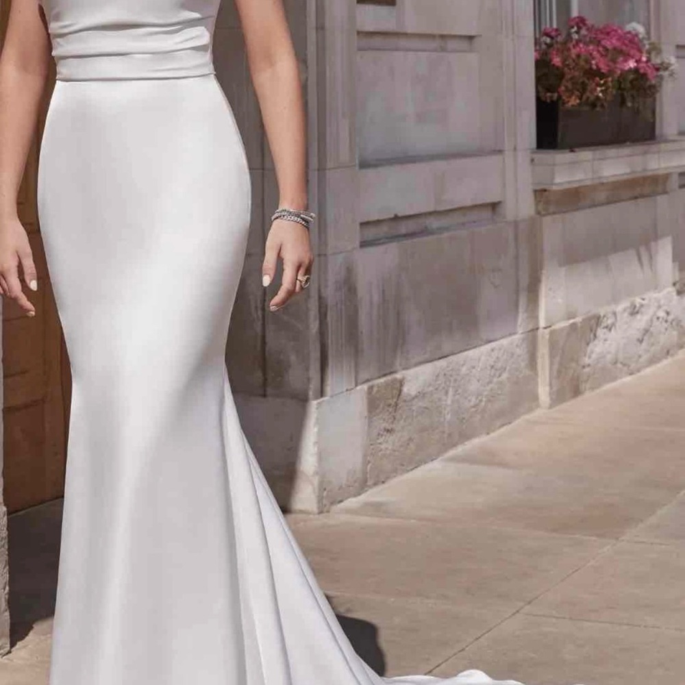 Sophisticated Ivory Bridal Dress - Picture 2 of 4